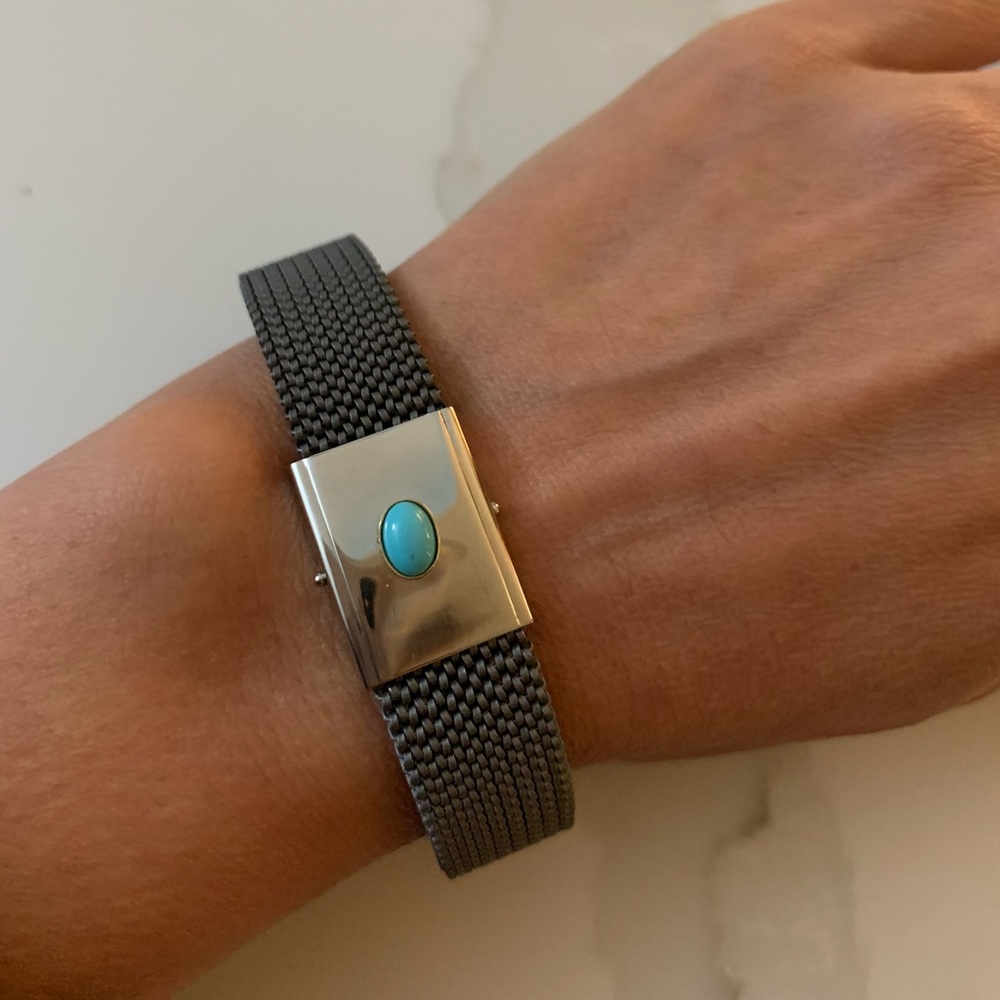 Modern elastic bracelet with turquoise stone